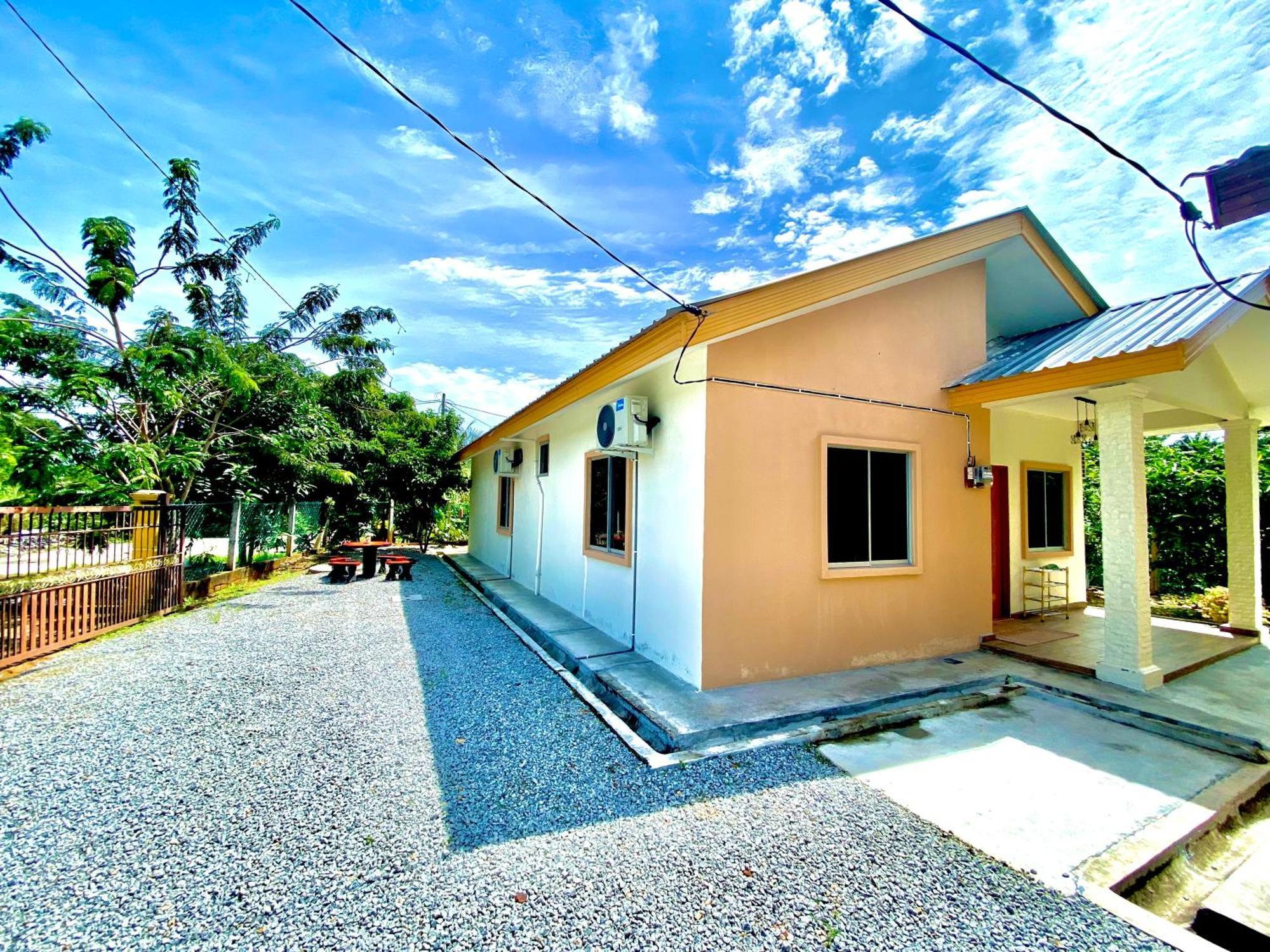 Raees Homestay Kampong Tanjong Minyak Екстер'єр фото